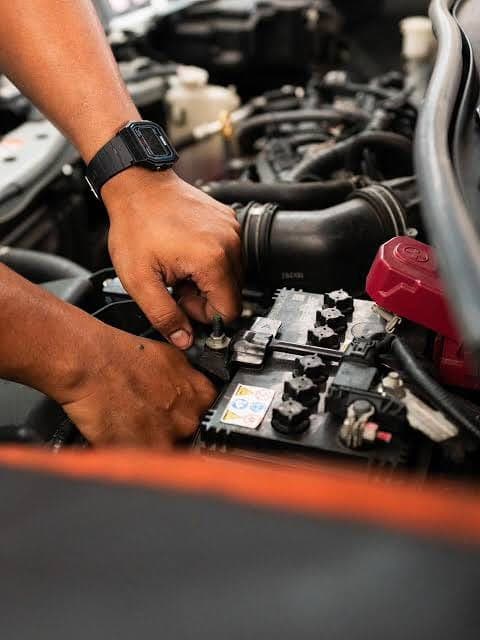 Teknisi menangani aki mobil di lokasi pelanggan